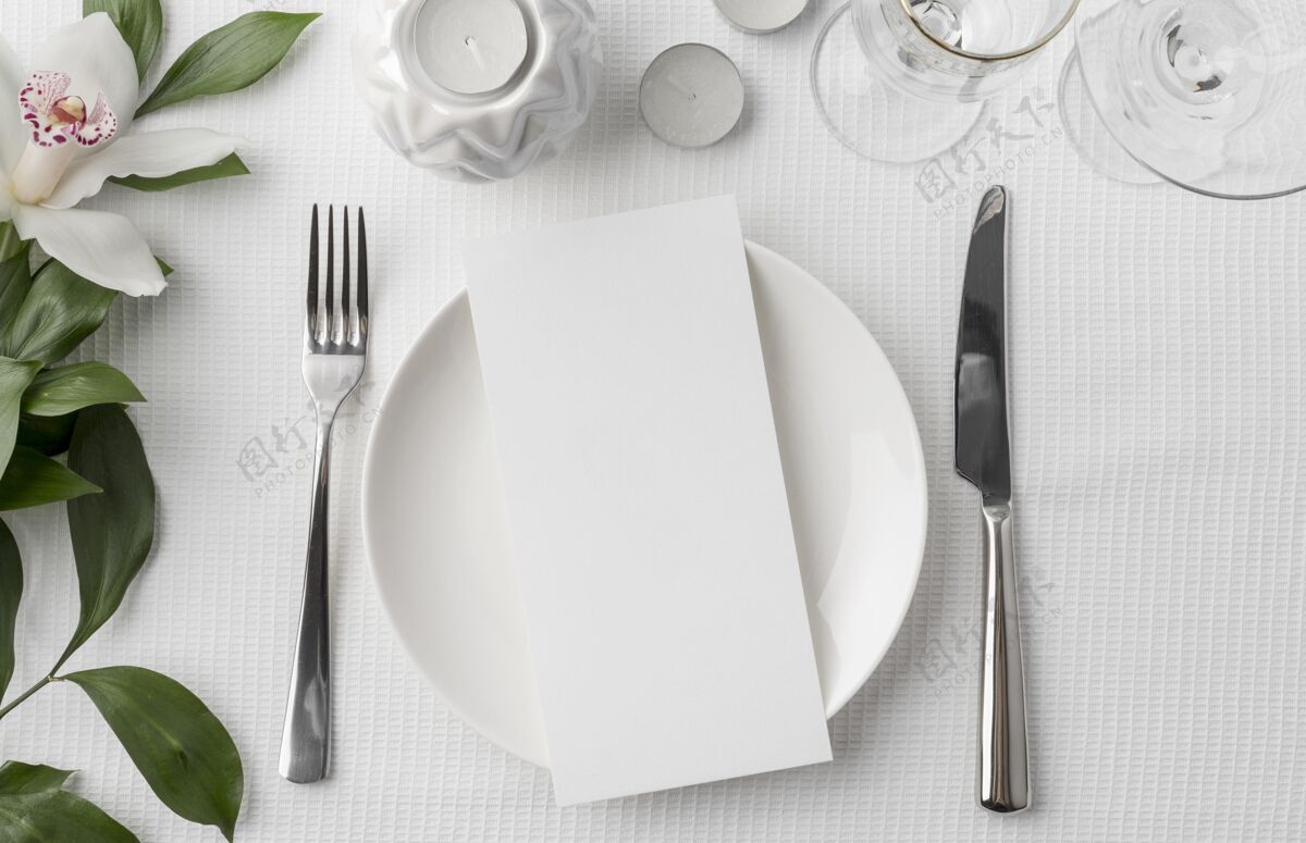 桌子布置平面布局的春季菜单模拟盘与餐具和鲜花平面图模型水平