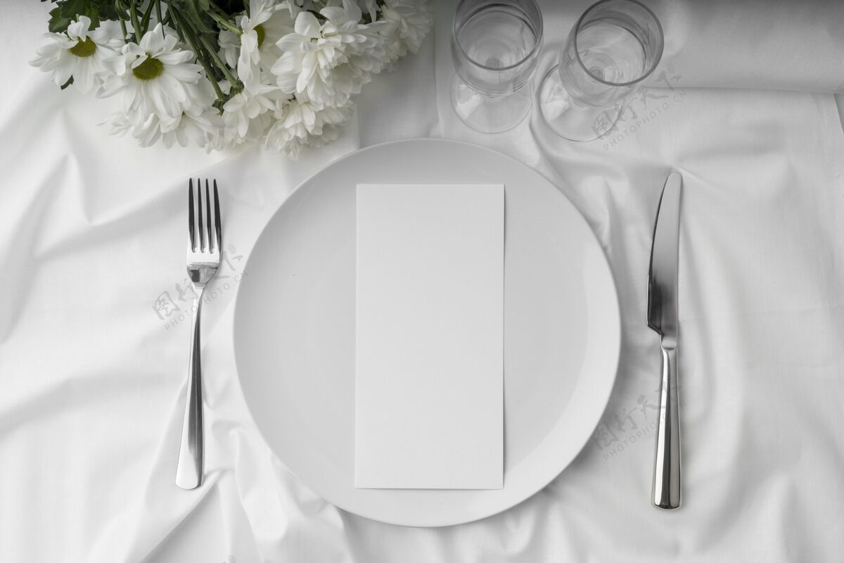 模型平面布局的春季菜单模拟盘与餐具和眼镜弹簧桌子布置开花