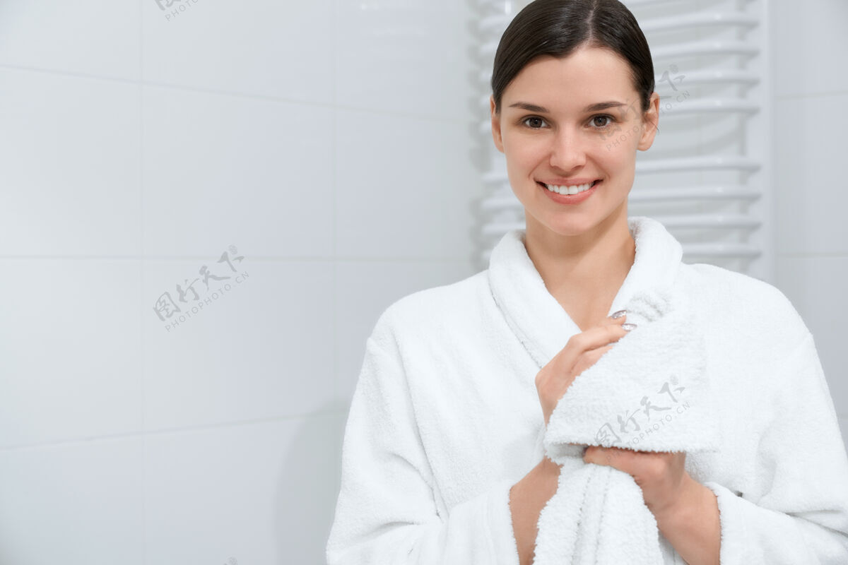 2019ncov微笑可爱的女人洗澡后擦手皮肤清洁清洗