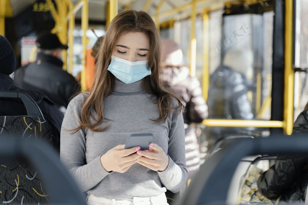 城市年轻女子乘坐城市巴士使用智能手机汽车感染预防坐姿