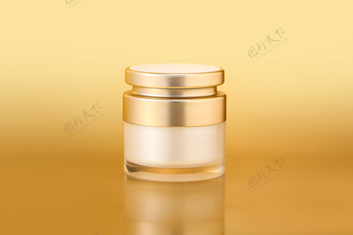 昂贵特写镜头优雅的黄金护肤容器上的黄金背景包装乳液皮肤护理