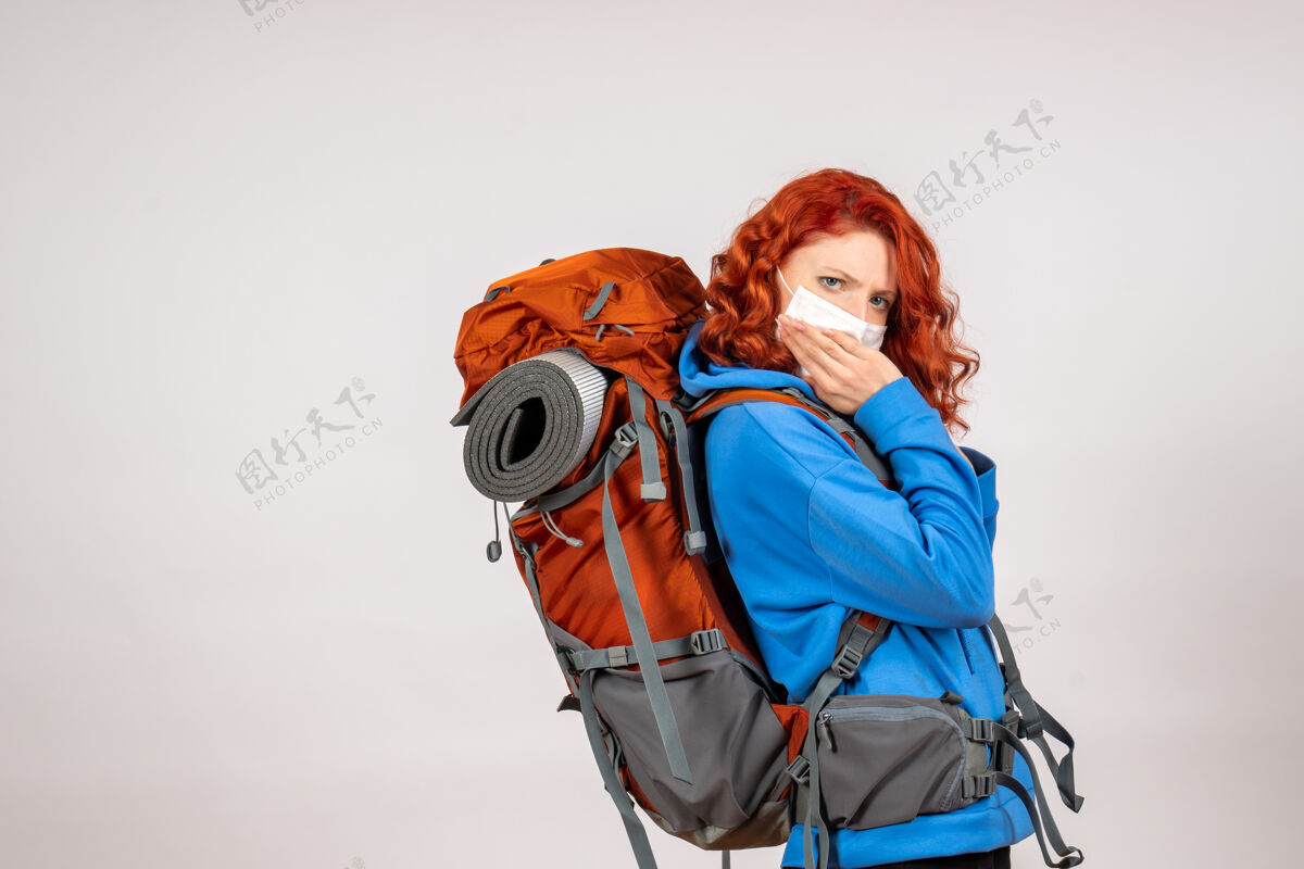 自然女游客背着背包上山旅游年轻背包山