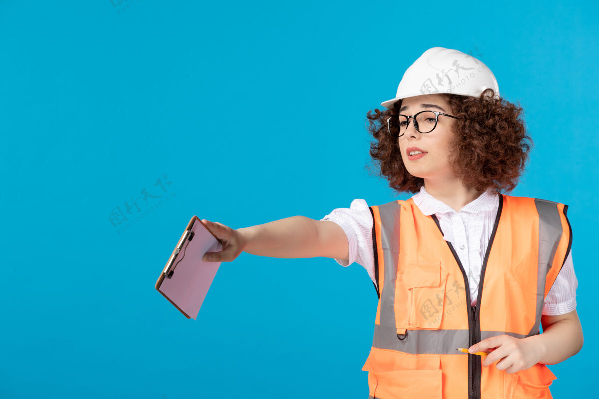 人前视图女建设者在制服上控制蓝色的工作职业女建筑工人工作