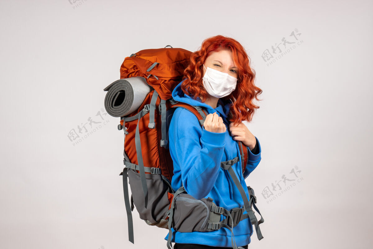 成人正面图女游客带着背包 戴着面具上山旅游人肖像旅行