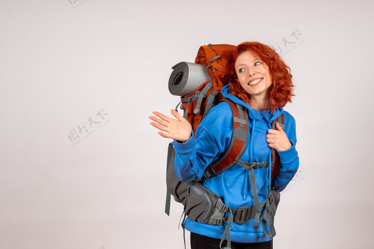 度假女游客背着背包上山旅游人徒步旅行颜色