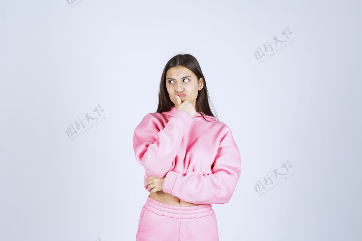 装束穿粉红色睡衣的女孩看起来像个斗士 很有进取心人类力量随意