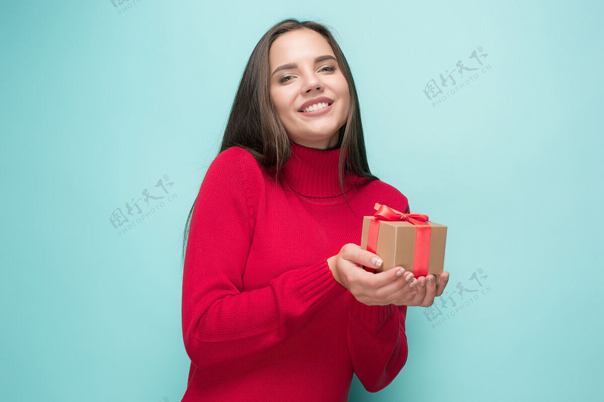 性感手持礼物的快乐年轻女子的画像内衣皮肤热