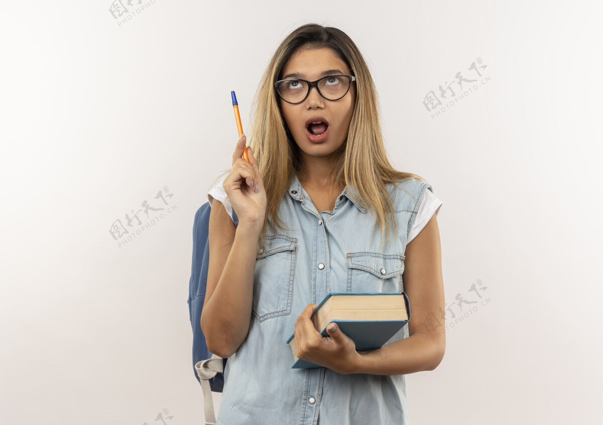戴年轻漂亮的女学生戴着眼镜 背着书包 手里拿着笔 孤零零地仰望着白色的天空包年轻抱