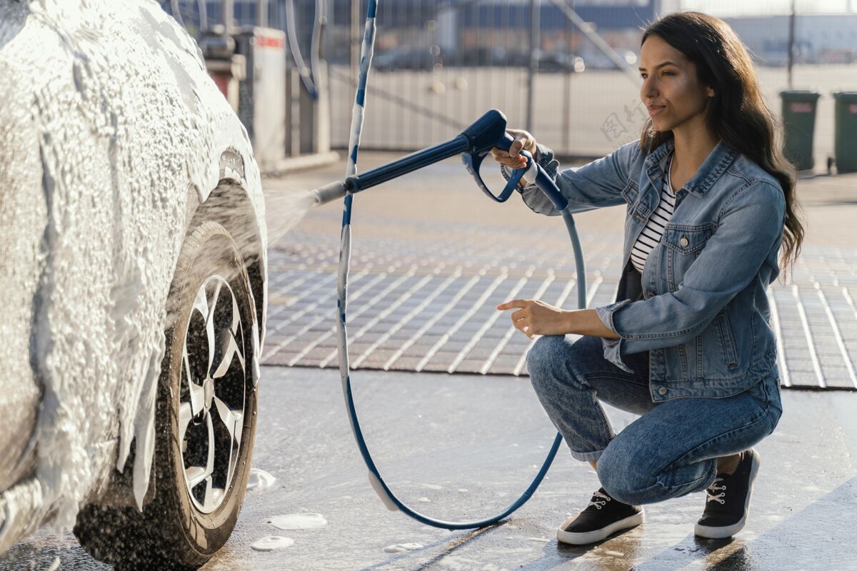清洁在户外洗车的女人人车汽车