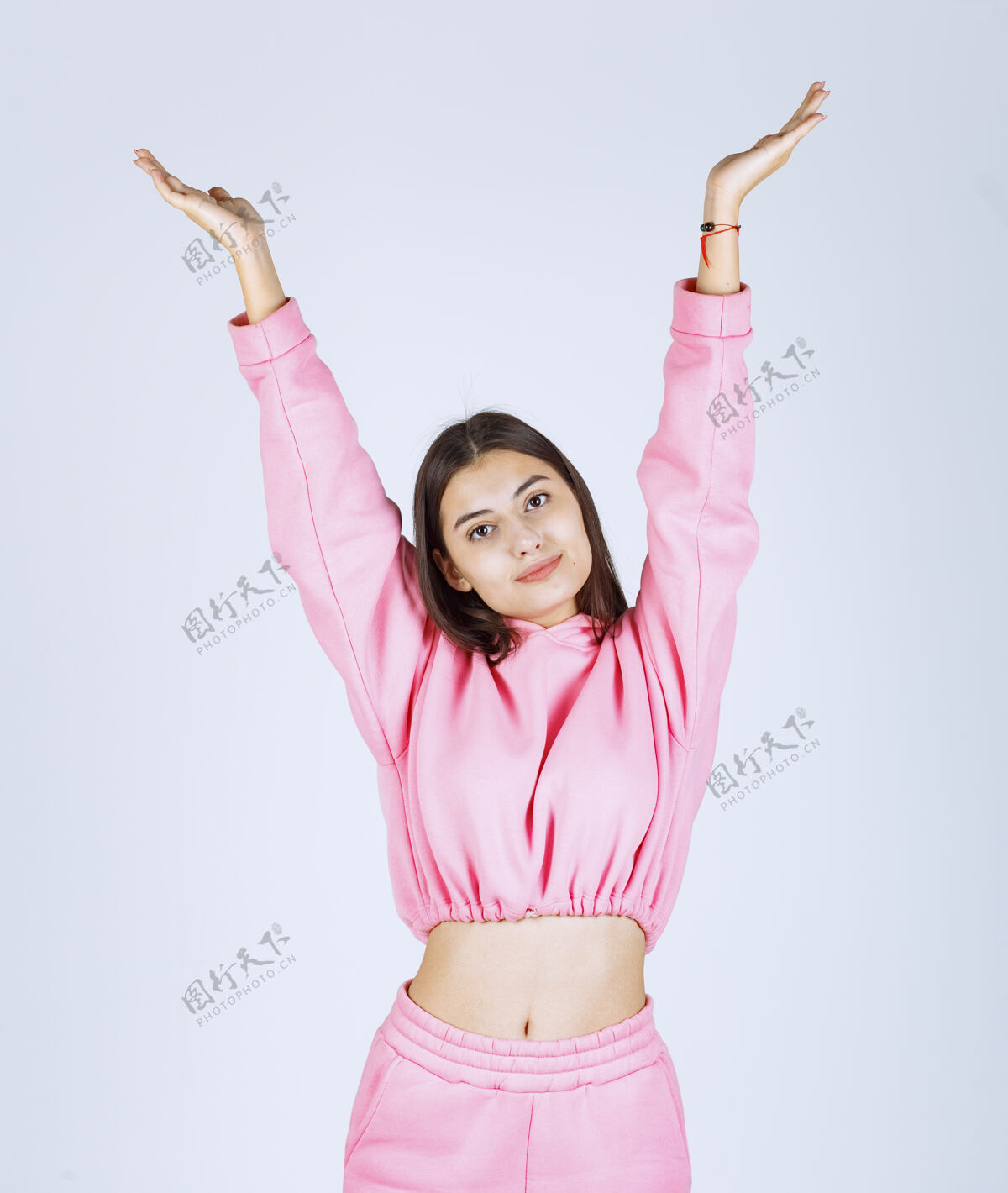 舞蹈穿着粉色睡衣的女孩摆出快乐诱人的姿势成人女性派对