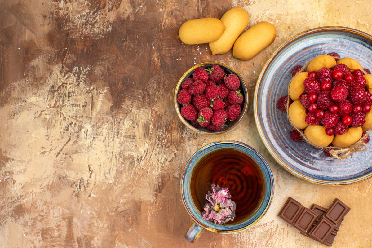 新鲜的混合色桌子上的热凉茶软蛋糕和水果巧克力条的水平视图午餐蔬菜可食用的水果