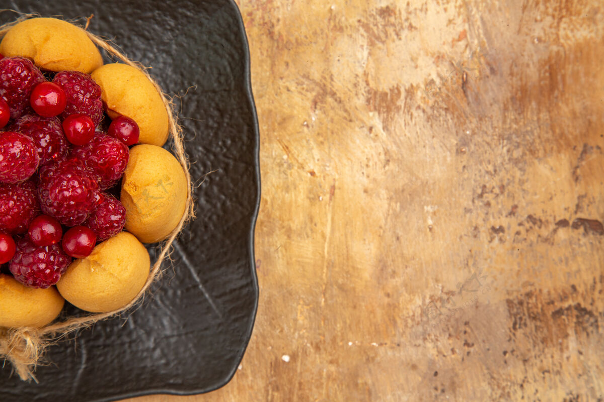 成熟混色桌右侧的水果礼品蛋糕的半张照片新鲜半农产品