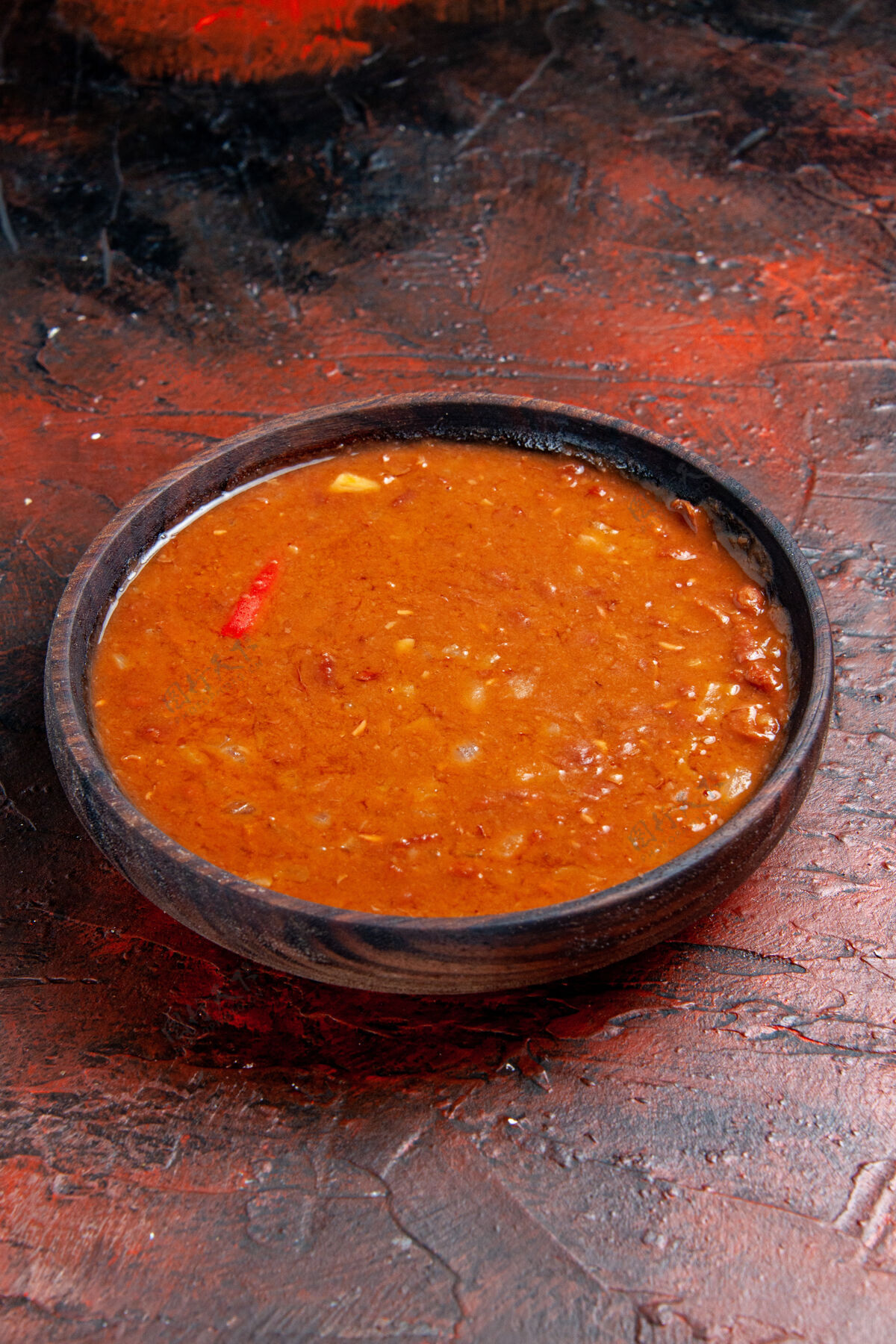 混合混合色桌子上棕色碗里番茄汤的特写镜头果汁汤碗碗