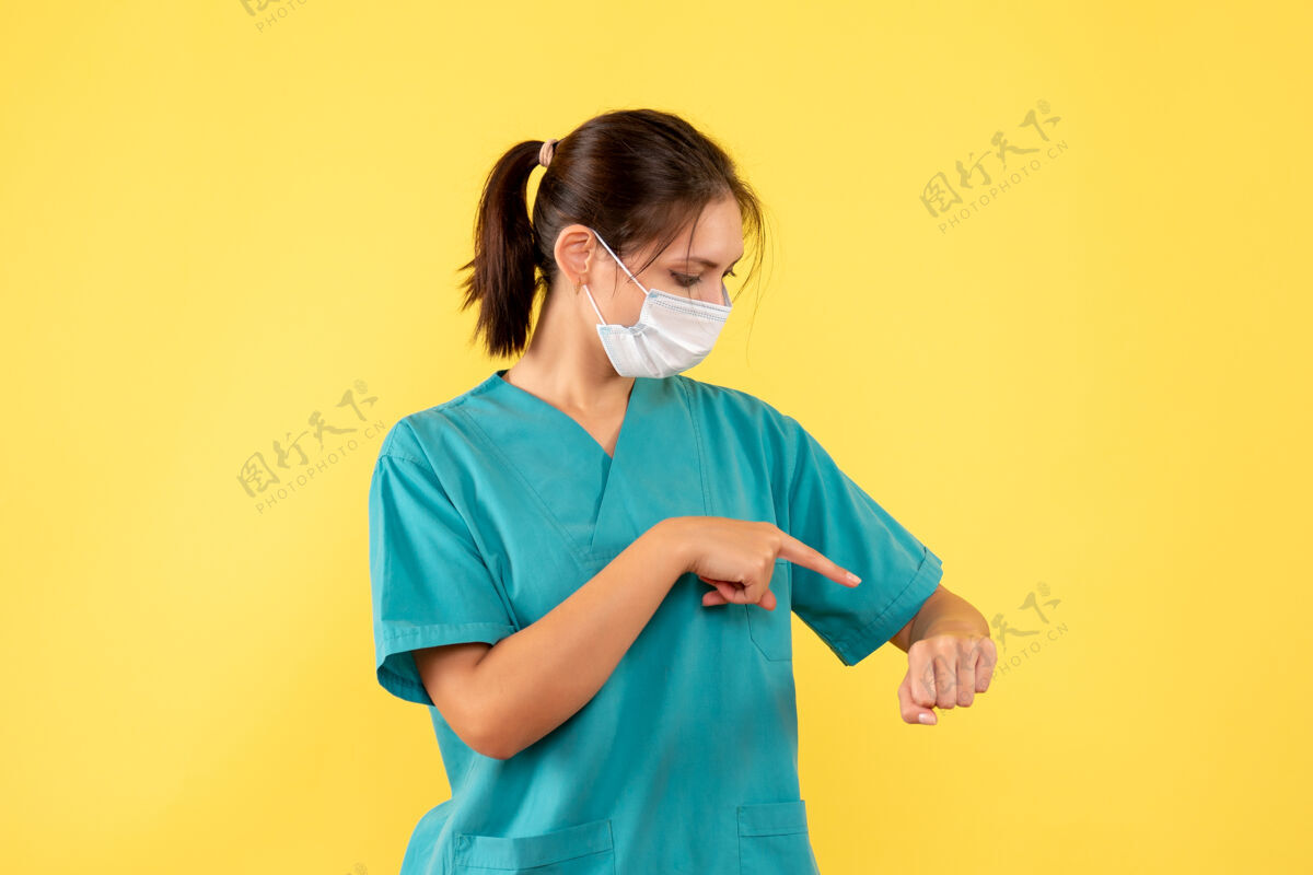肖像正面图黄色背景上穿着无菌口罩医用衬衫的女医生女医生面具健康