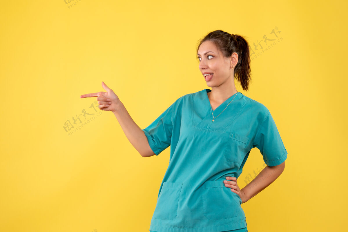 医疗前视图黄色背景上穿着医用衬衫的女医生衬衫肖像女医生