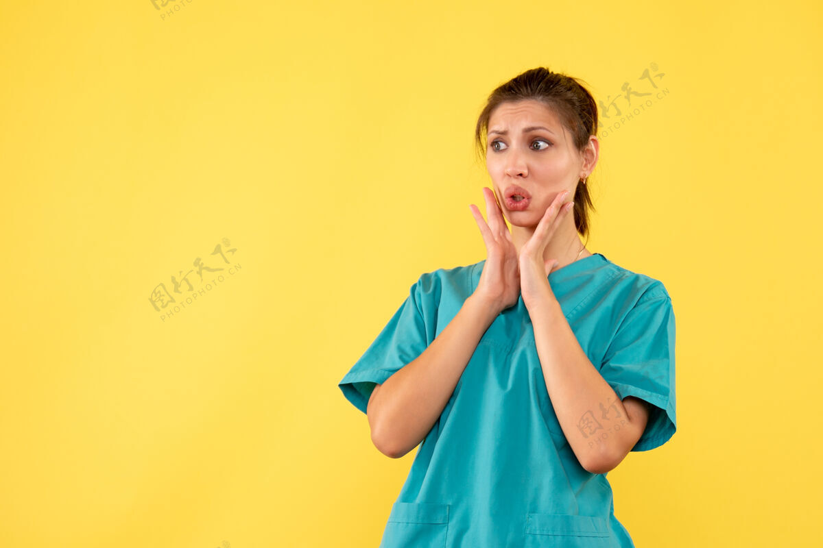 人前视图黄色背景上穿着医用衬衫的女医生前面一个肖像