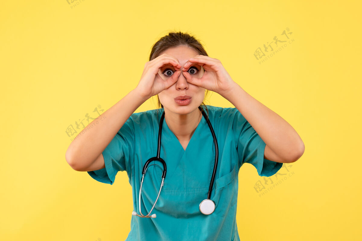 医生前视图黄色背景上穿着医用衬衫的女医生黄色医疗前面