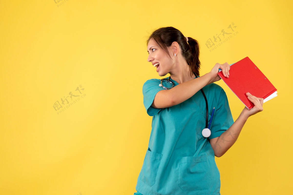 病毒正面图黄色背景下穿着医用衬衫的女医生拿着分析情绪女医生手持