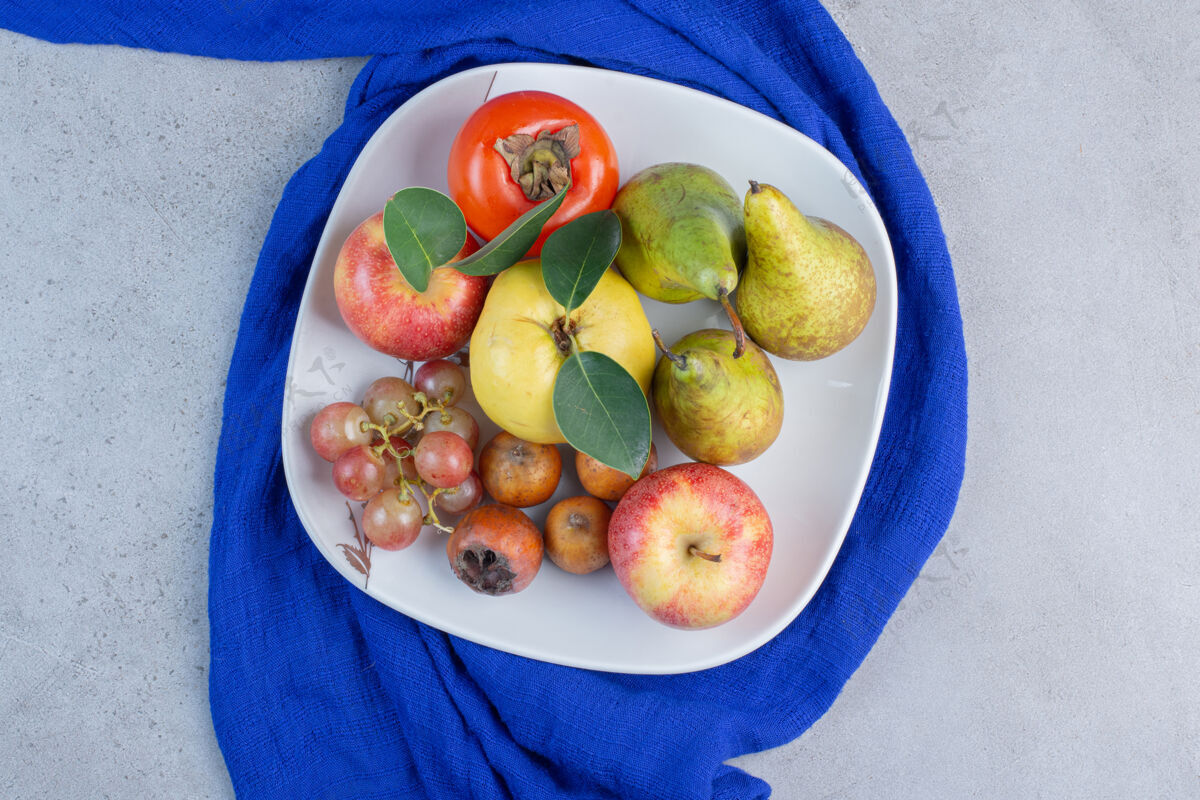 美味开胃水果拼盘 蓝色桌布 大理石背景苹果木瓜美味