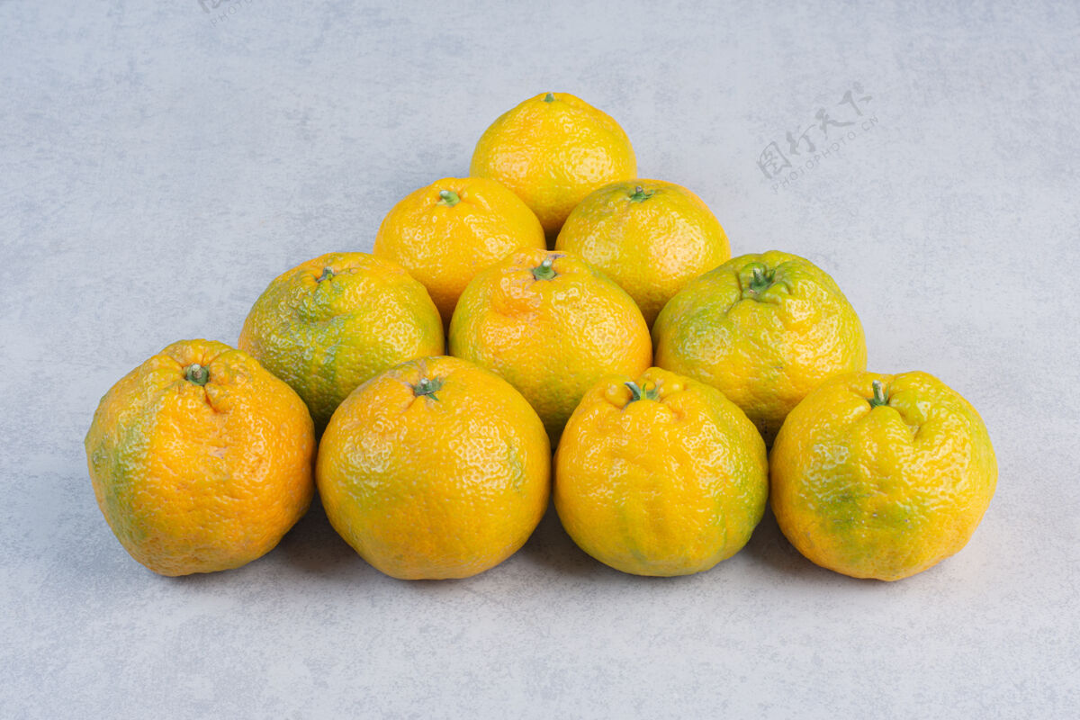 美味一堆新鲜的橘子 呈三角形甜点特写柑橘