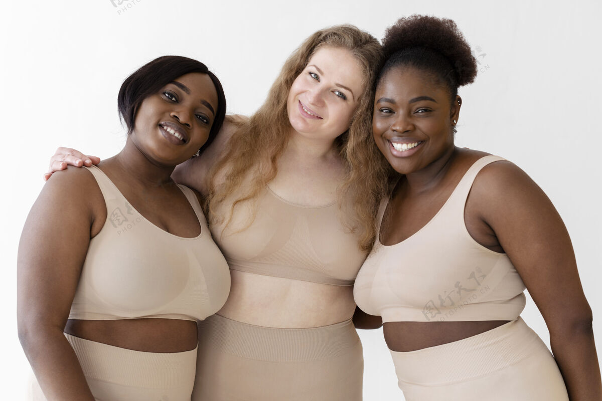 女人三个自信的女人穿着塑身衣摆姿势社会运动自信身体积极性