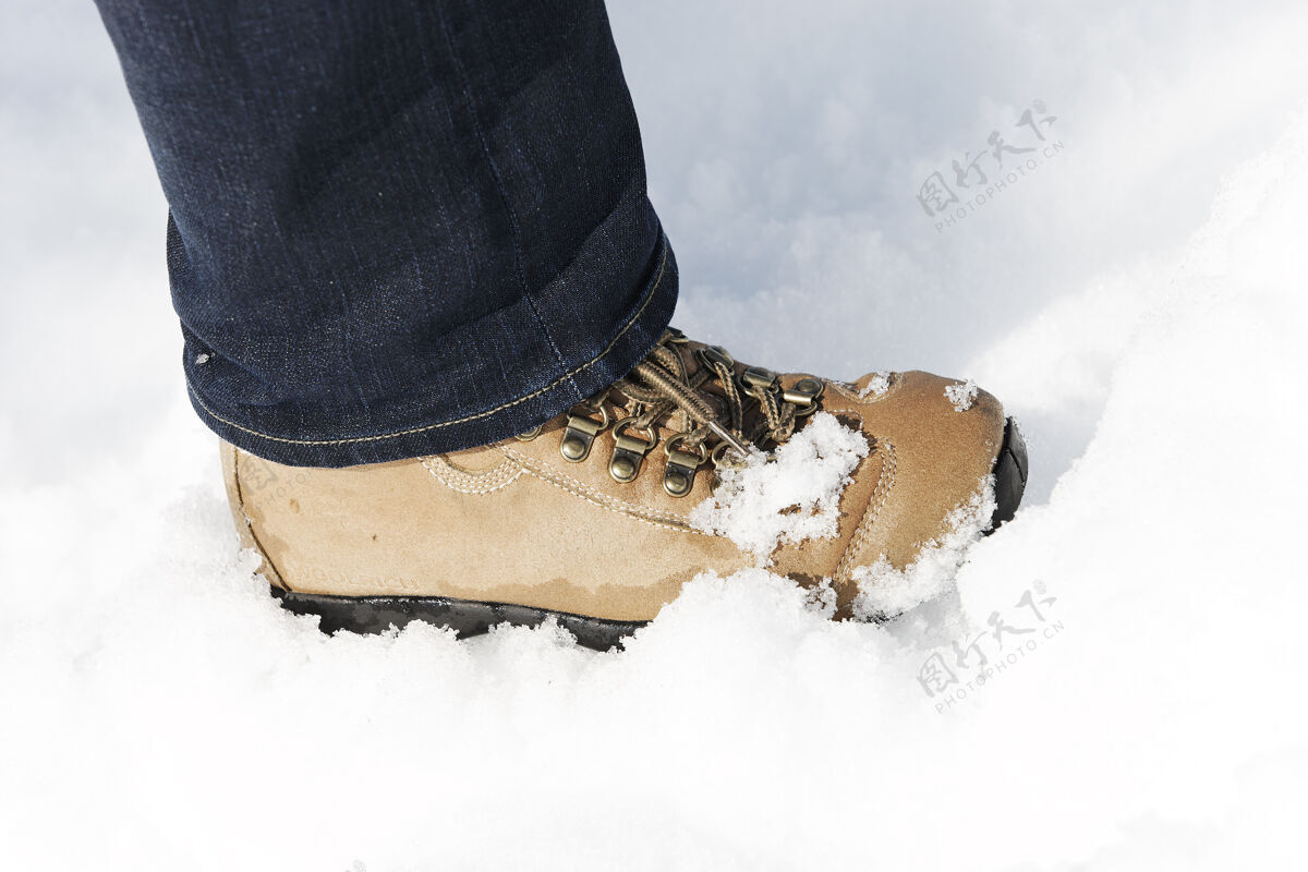 冻脚踩在雪里雪人人