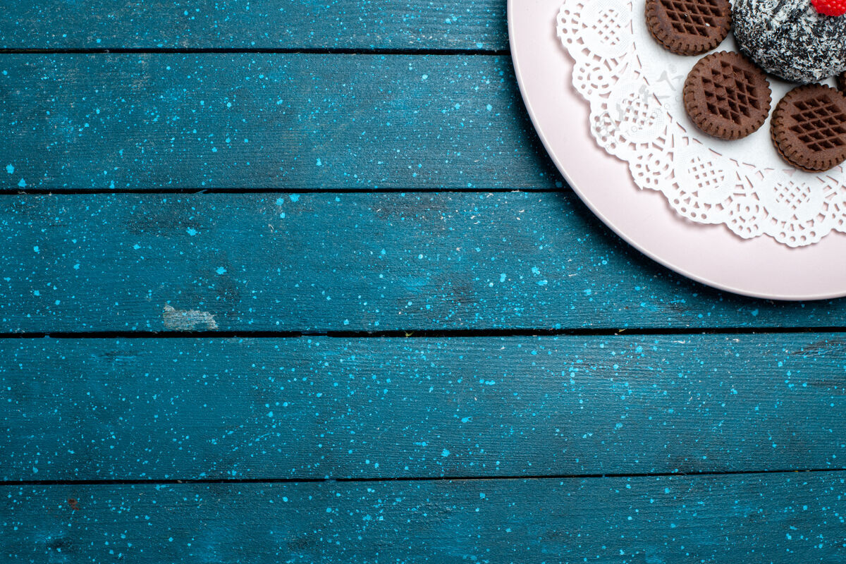 茶俯瞰美味的巧克力饼干和巧克力蛋糕放在蓝色乡村的桌子蛋糕可可茶甜饼干饼干美味乡村的顶部