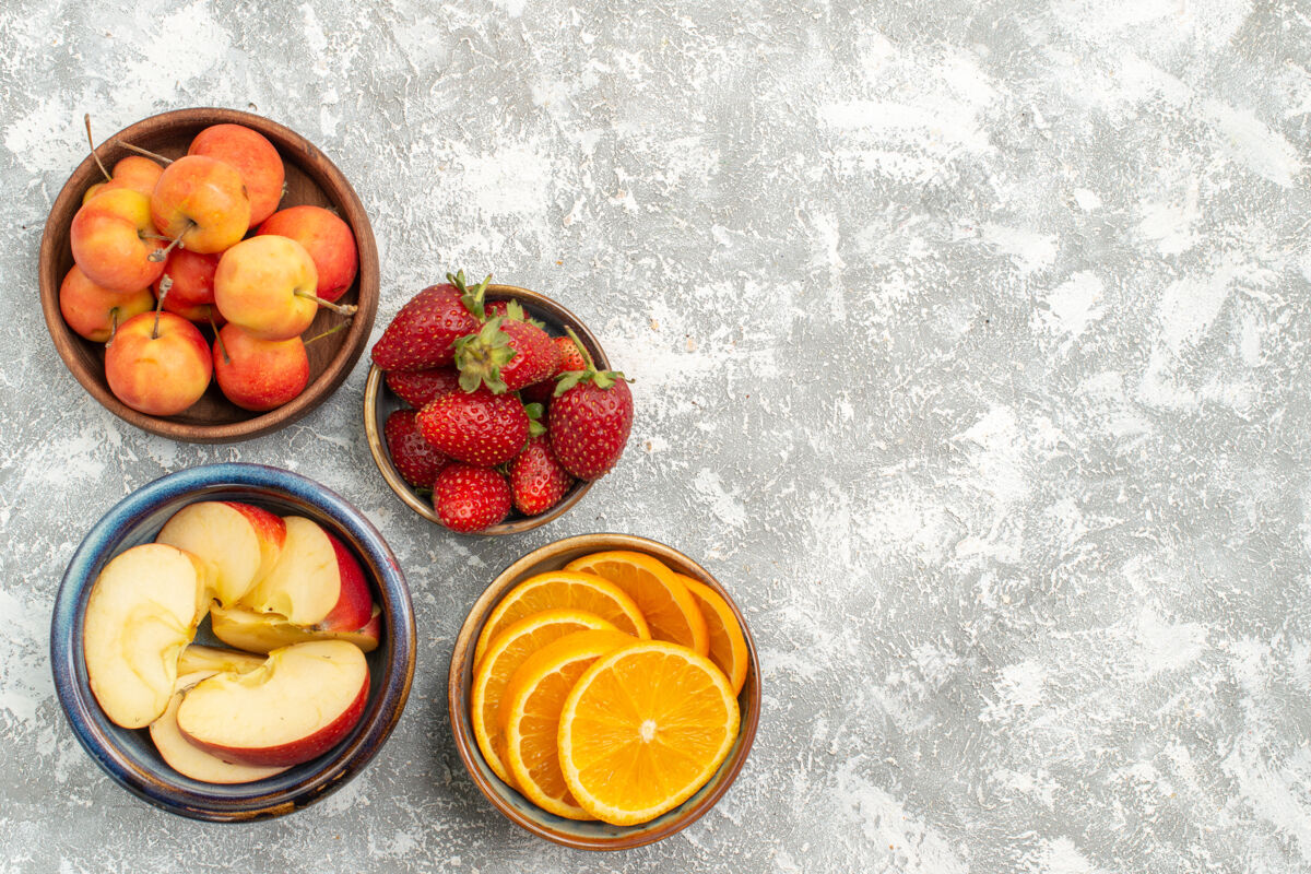 苹果俯视切片水果苹果和橘子与浆果的白色背景水果新鲜醇厚的维生素健康新鲜可食用水果甜点