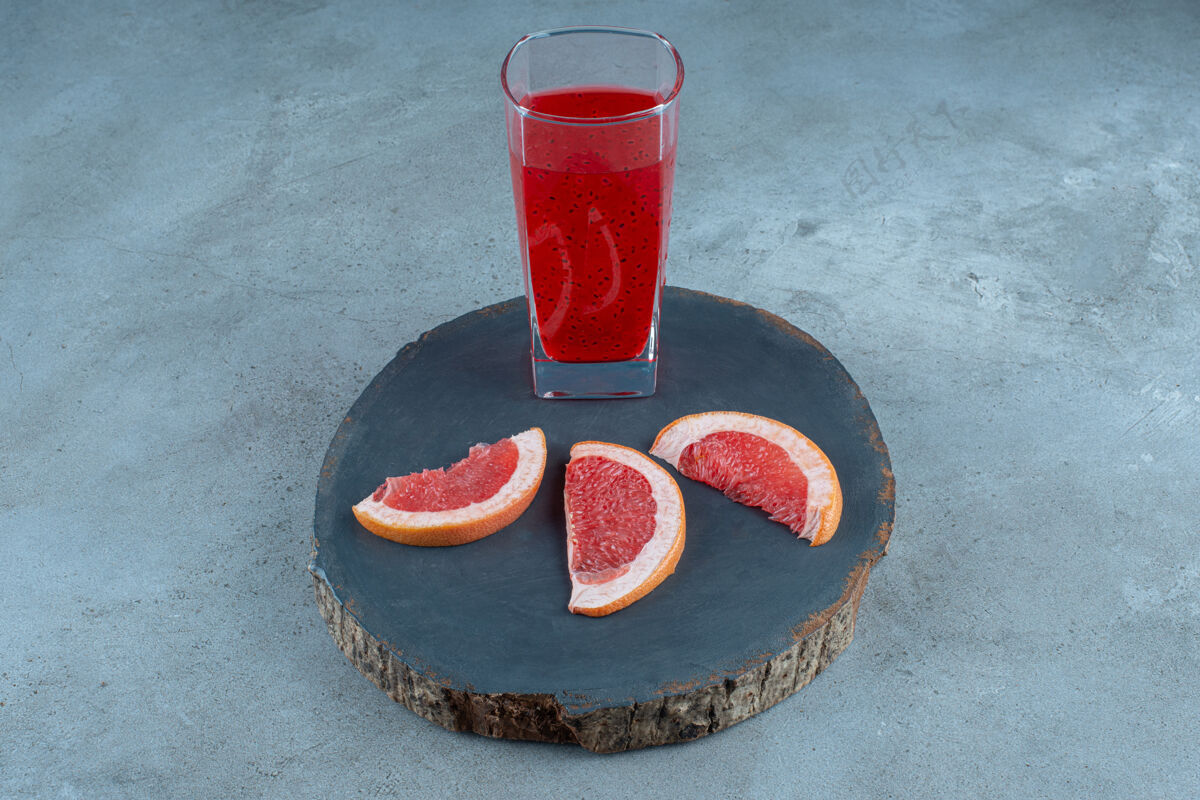 玻璃杯一杯红果汁加葡萄柚片杯子水果木头
