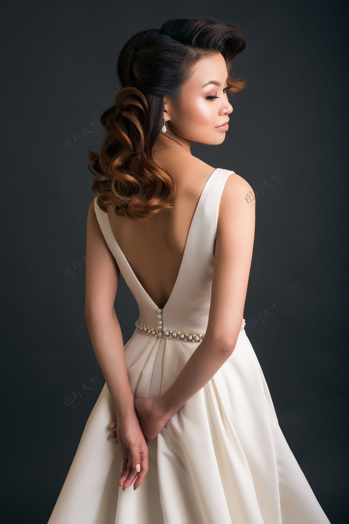 肖像穿着婚纱的年轻漂亮时髦的女人漂亮黑发礼服