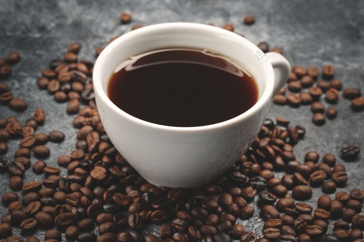 质地咖啡籽和咖啡杯的正面图咖啡棕色深色