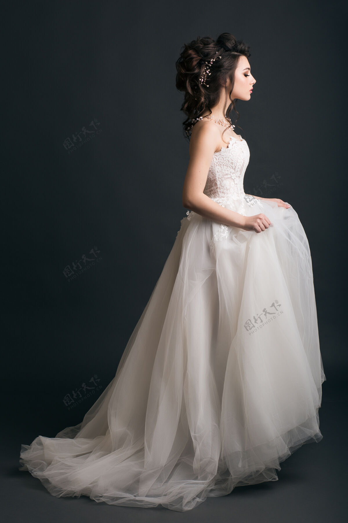 肖像穿着婚纱的年轻漂亮时髦的女人礼服黑发美丽