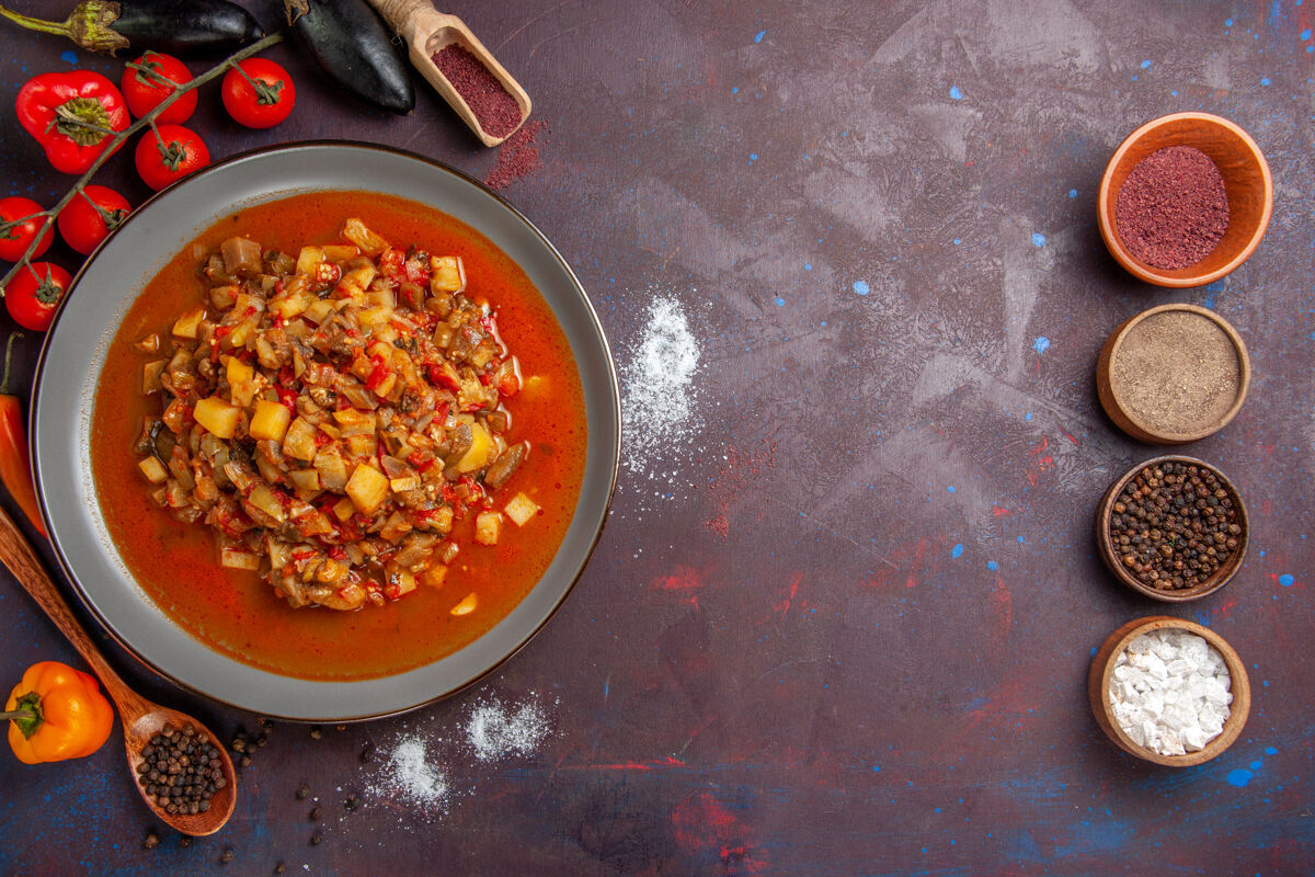 景顶视图烹饪蔬菜切片酱和调味品上一个黑暗的背景餐食品晚餐汤酱蔬菜顶晚餐豆类