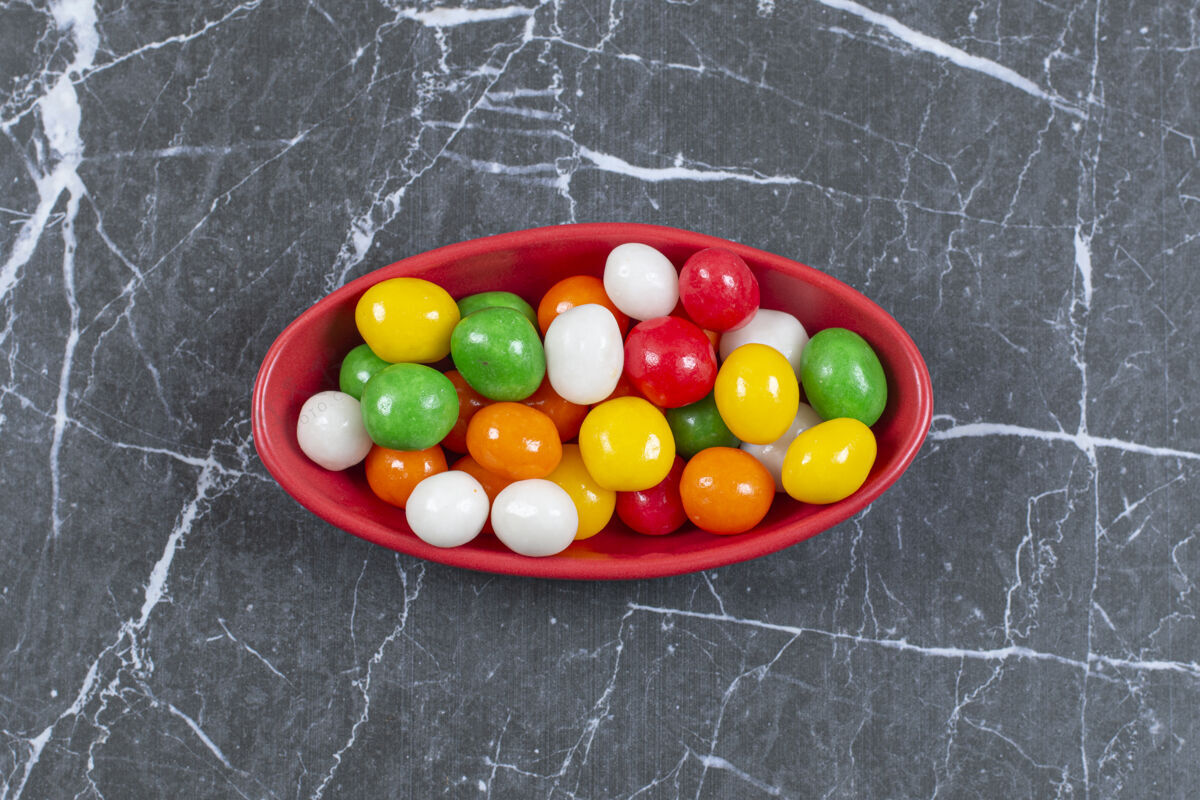 食物一堆五颜六色的糖果放在红碗里圆的甜点糖果