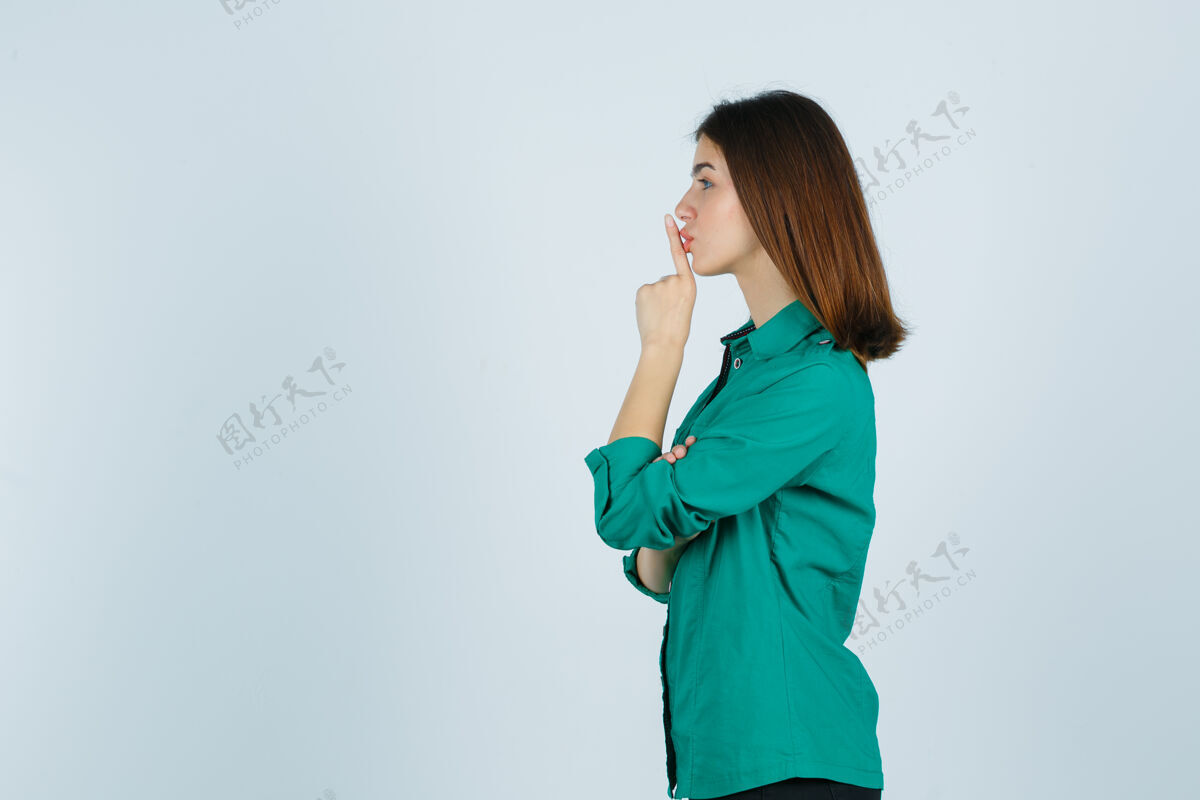 显示穿着绿衬衫的漂亮小姐 表现出沉默的姿态 看上去很小心衬衫互联网休闲