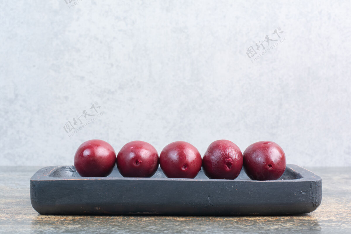 大理石美味甜美的水果在大理石背景的深色板上可口盘子深色