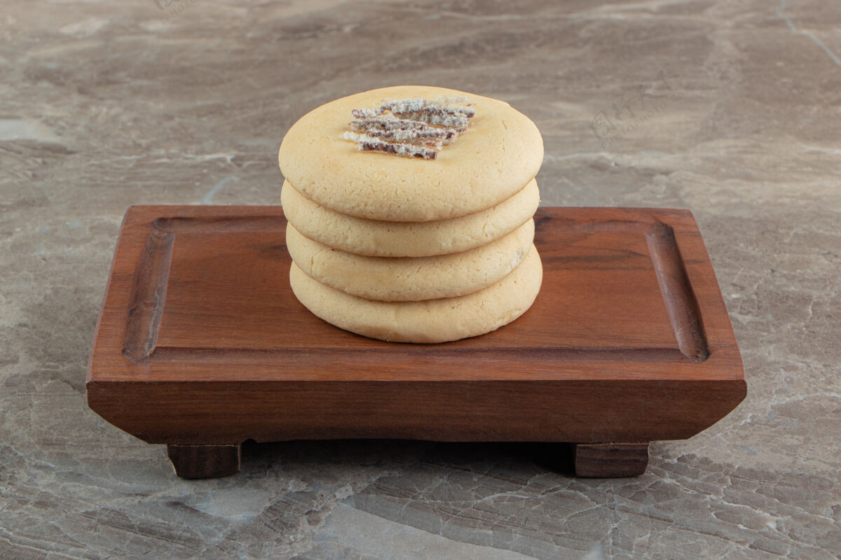 美味在木板上塞满巧克力的自制饼干美味小吃可可