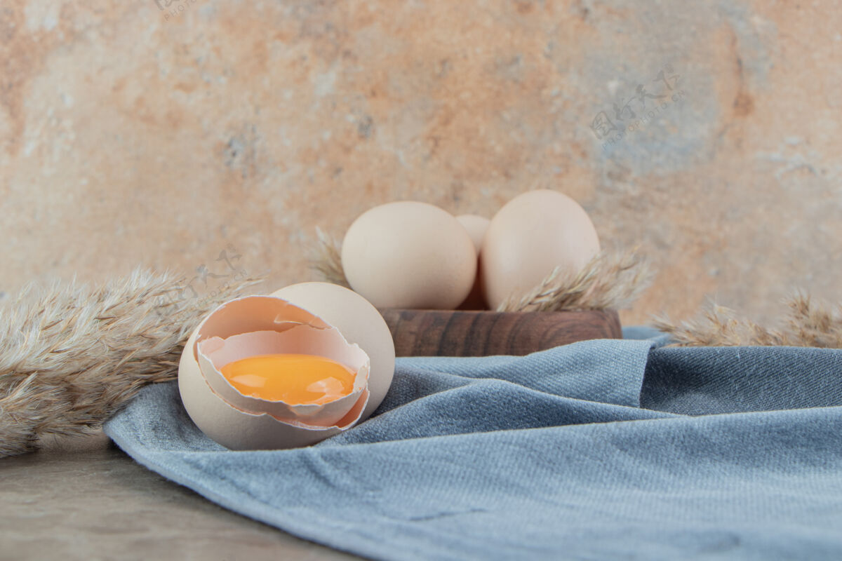 蛋黄在大理石表面用布把生鸡蛋弄碎生的鸡蛋鸡肉