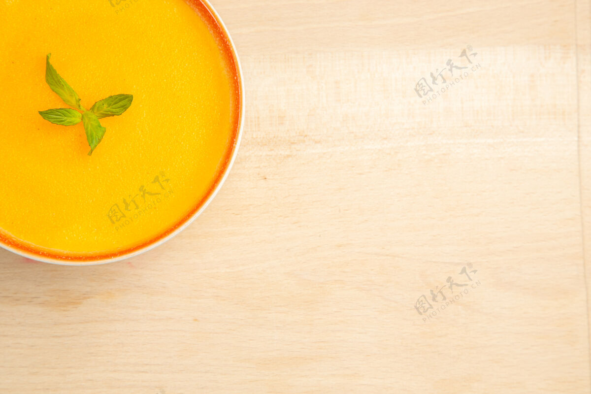颜色碗里美味南瓜汤的俯视图食谱南瓜汤调味料