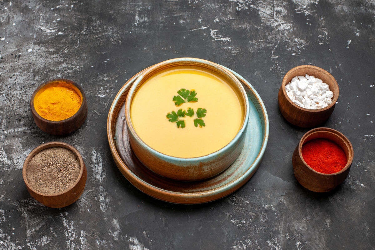 南瓜汤碗里美味南瓜汤的俯视图颜色调味料食谱