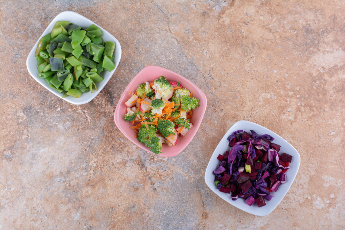 蔬菜切碎的蔬菜混合在碗里 放在大理石表面的毛巾上胡萝卜萝卜青花菜