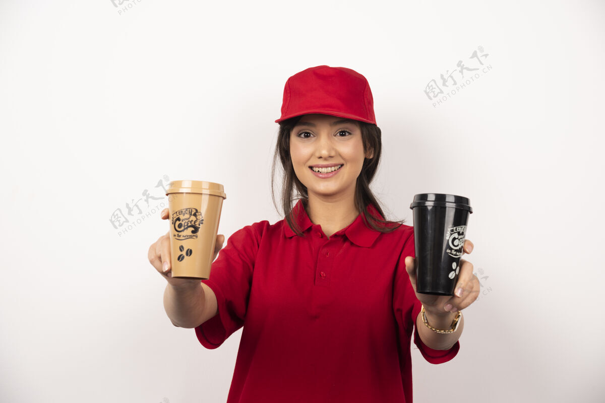 模特穿红制服的女人在给两杯白底咖啡女士帽子制服