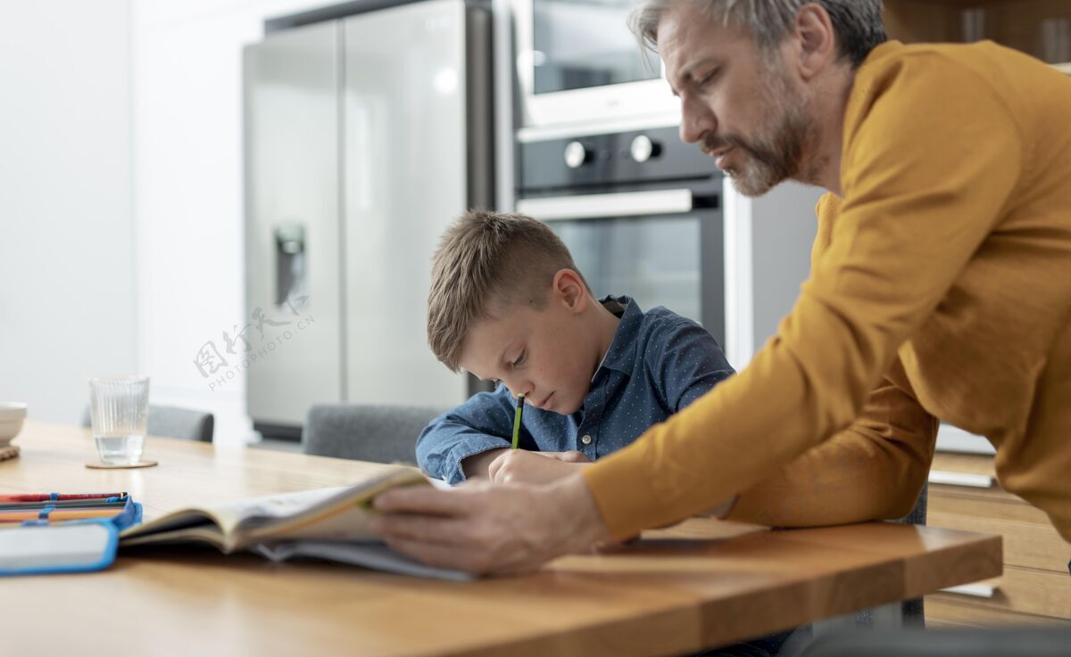 家庭作业特写爸爸帮孩子做作业水平男孩孩子