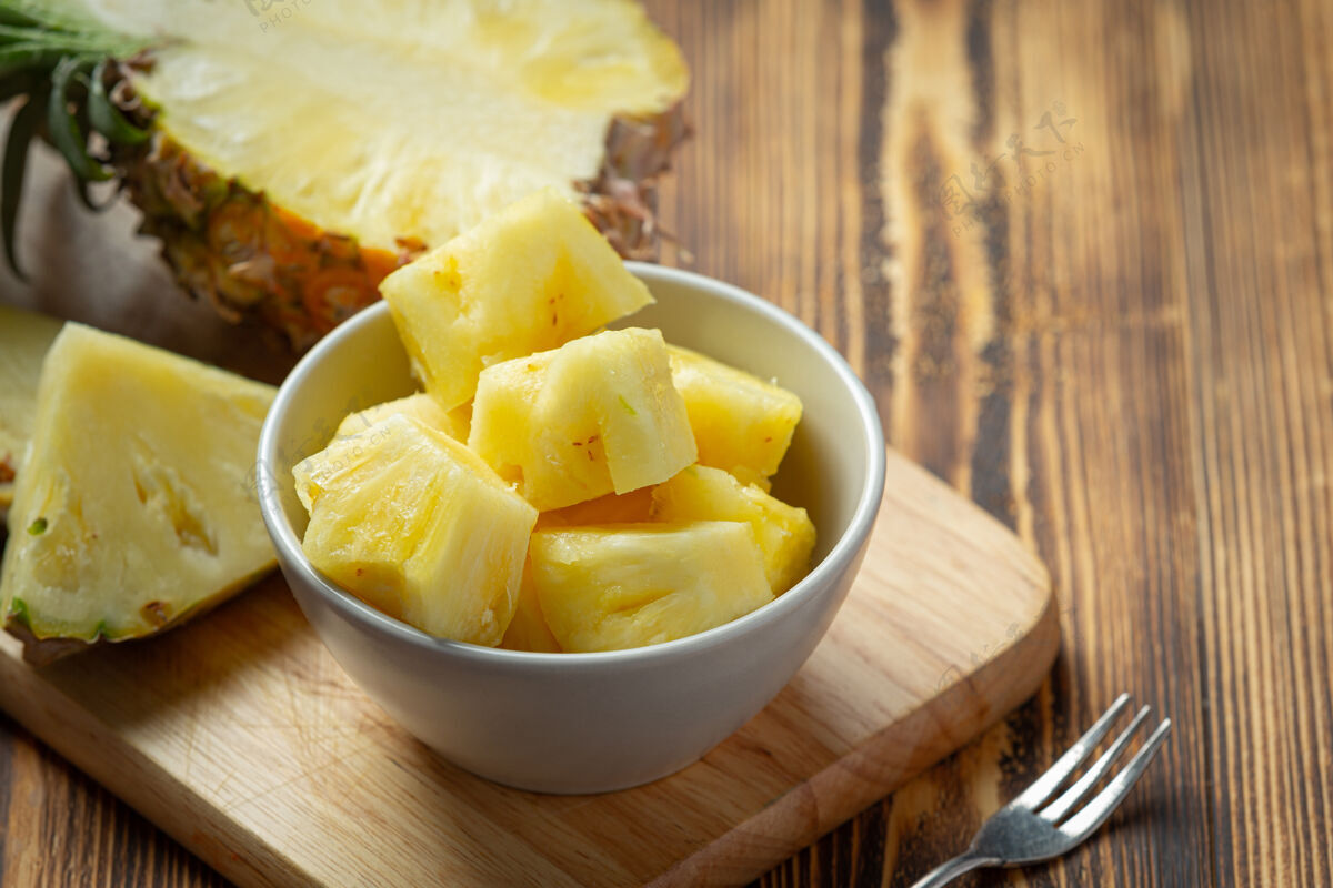 水平新鲜的菠萝放在深色的木头表面板营养食物