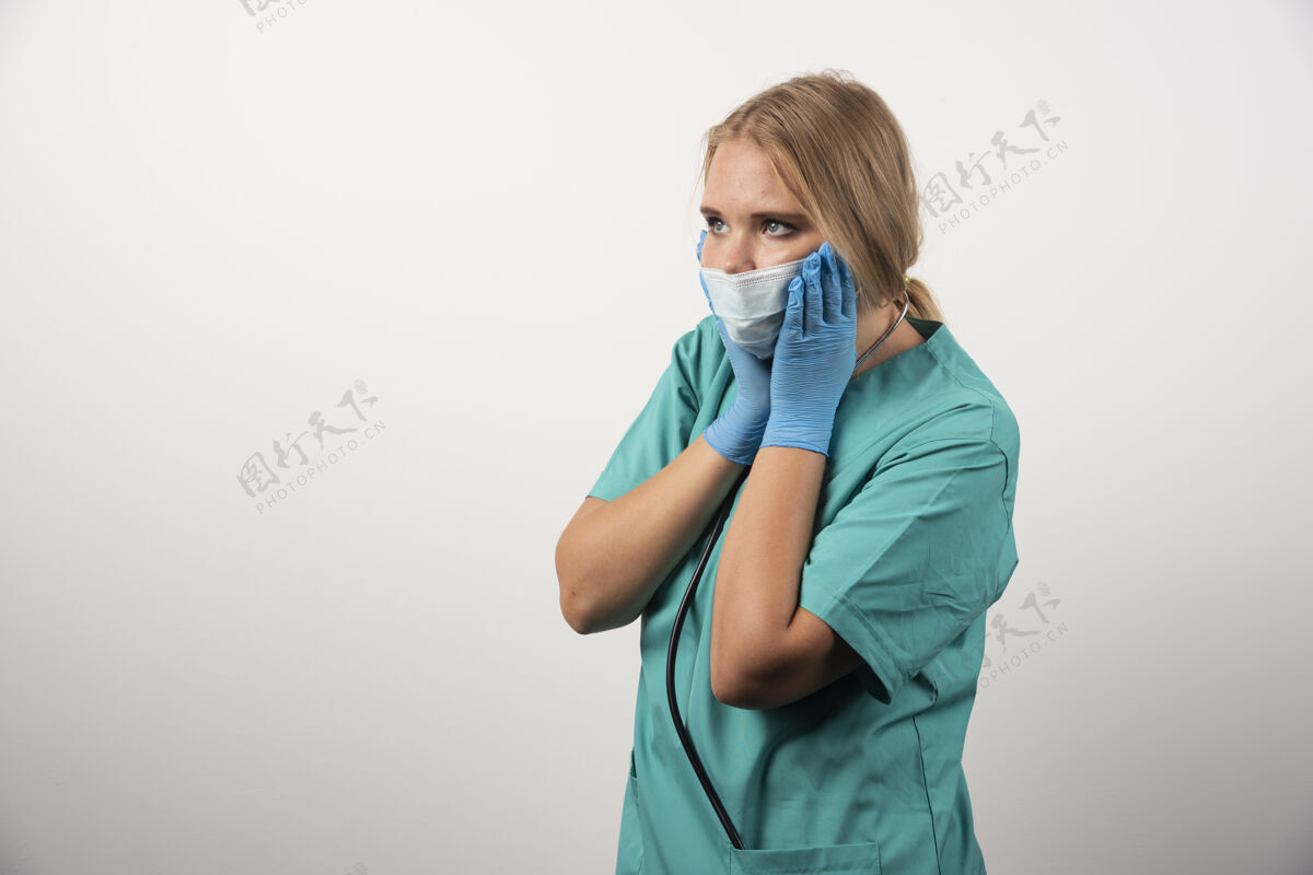 制服戴着防护面具的女医生画像年轻人成人护士