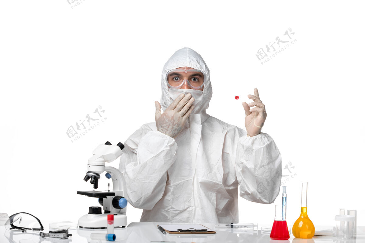外套正面图：男医生穿着防护服 戴着面罩 因为科维德在白色空间工作医疗到期药物