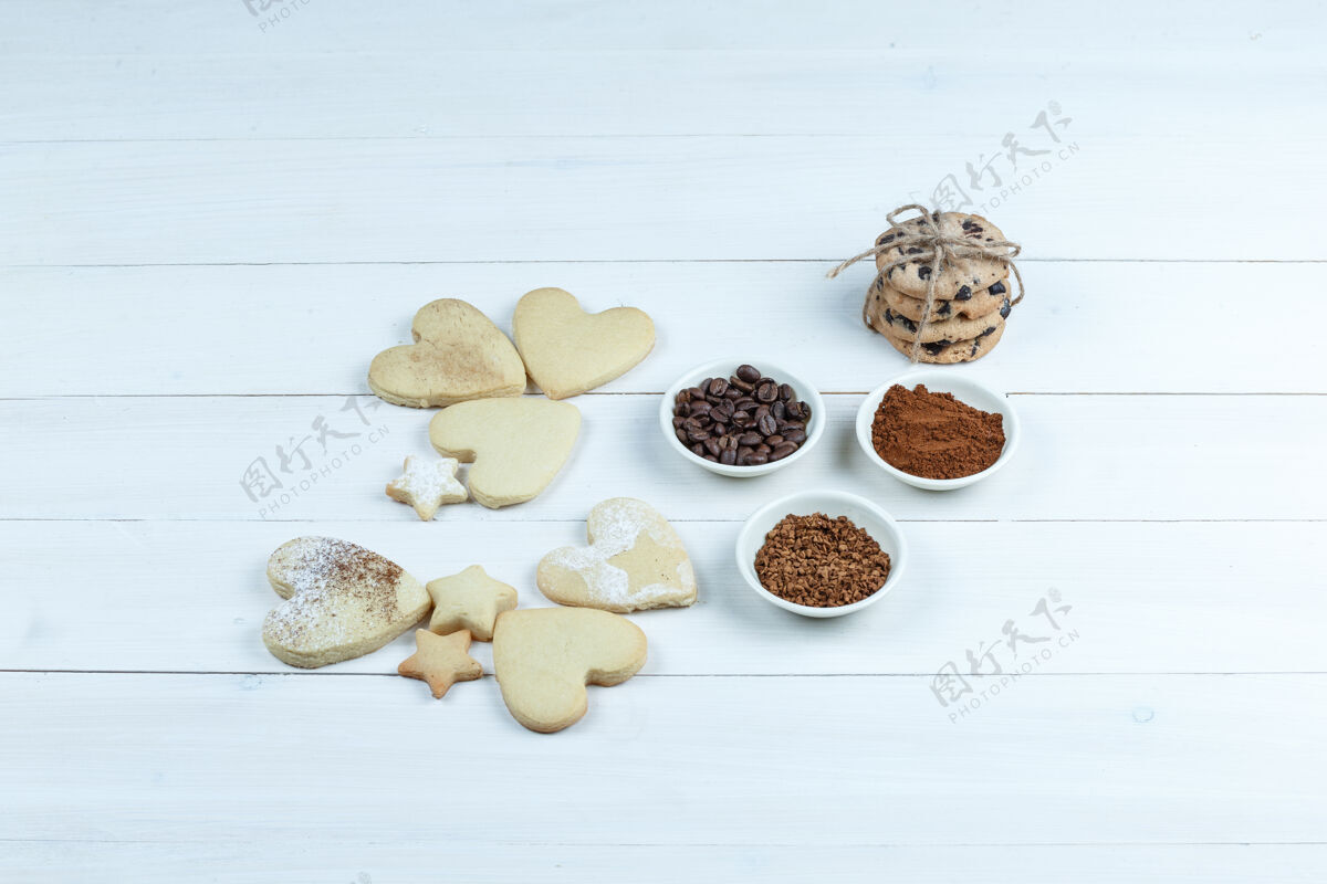 不同特写不同类型的饼干与咖啡豆 速溶咖啡 可可在白色木板背景水平堆脆蛋糕