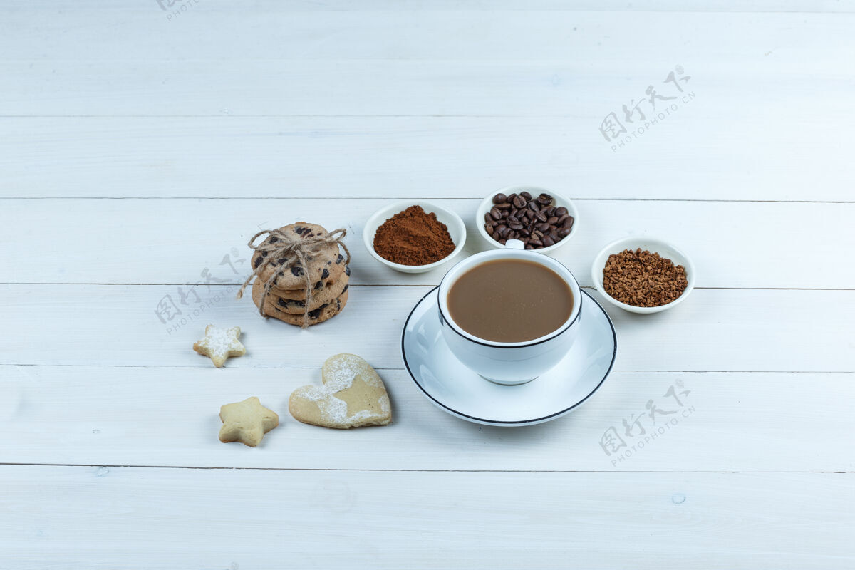 时钟一杯咖啡加咖啡豆 速溶咖啡 可可 不同类型的饼干放在白色木板背景上 高角度观看讨论热咖啡