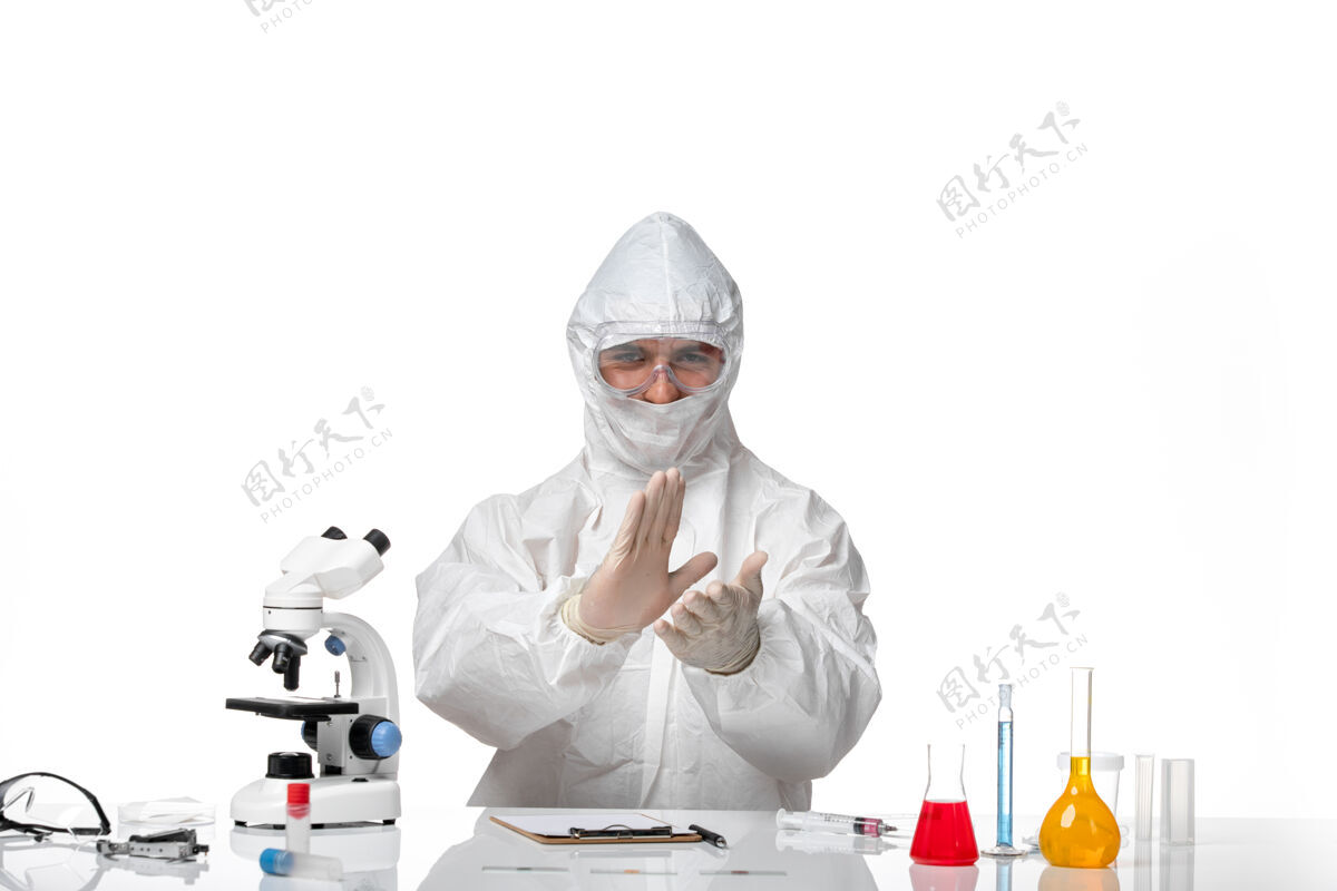 病毒正面图：男医生穿着防护服 戴着口罩在空白处鼓掌防护口罩击掌