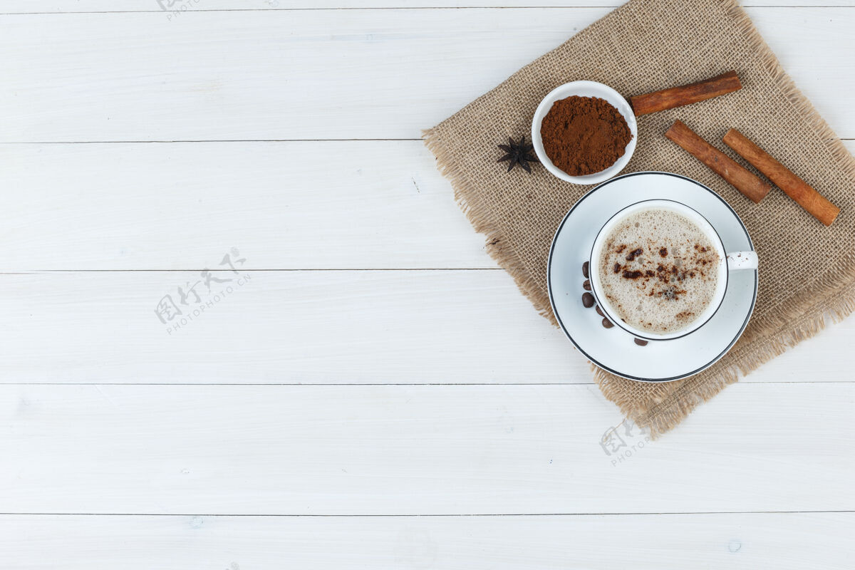 浓缩咖啡顶视图咖啡杯与咖啡豆 磨碎的咖啡 香料在木制和布袋的背景水平自然咖啡因香料